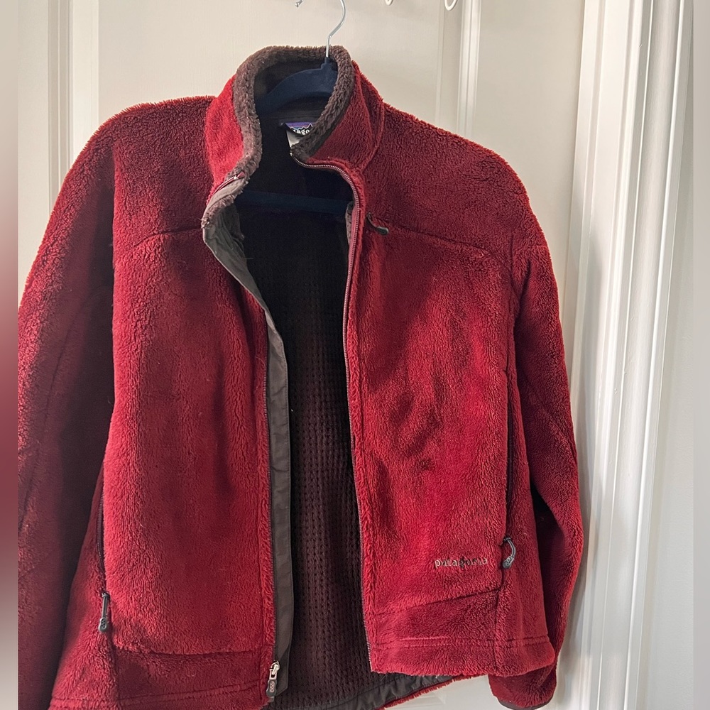 Patagonia open sweater. In burgundy color